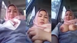 Tante Jilbab Pamer Toket Sambil Naik Mobil