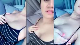 Alondra Rebahan sambil Remas Nenen Uting Nongol
