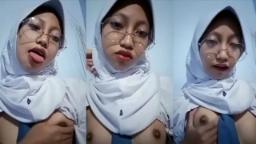 Siswi SMA Kacamata Pamer Toket